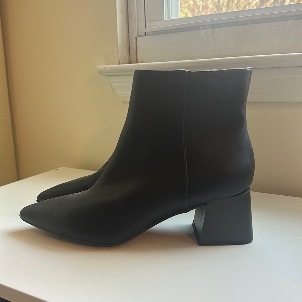 Black leather pointed boots